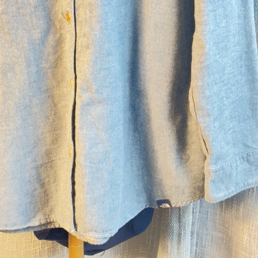 The North Face Women's Button Down Shirt Blue Size Medium